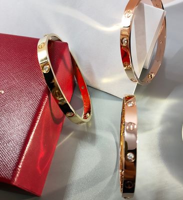 เครื่องประดับ Custom Made 18K Gold Bracelets Cartier Love Bracelet 0.4 คารา